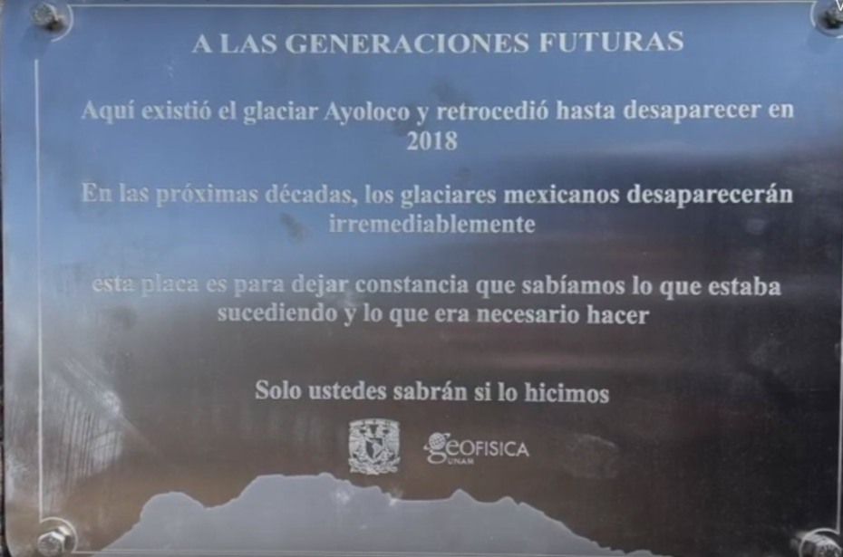 Placa de la UNAM en el Iztaccíhuatl, por extinción del glaciar Ayoloco